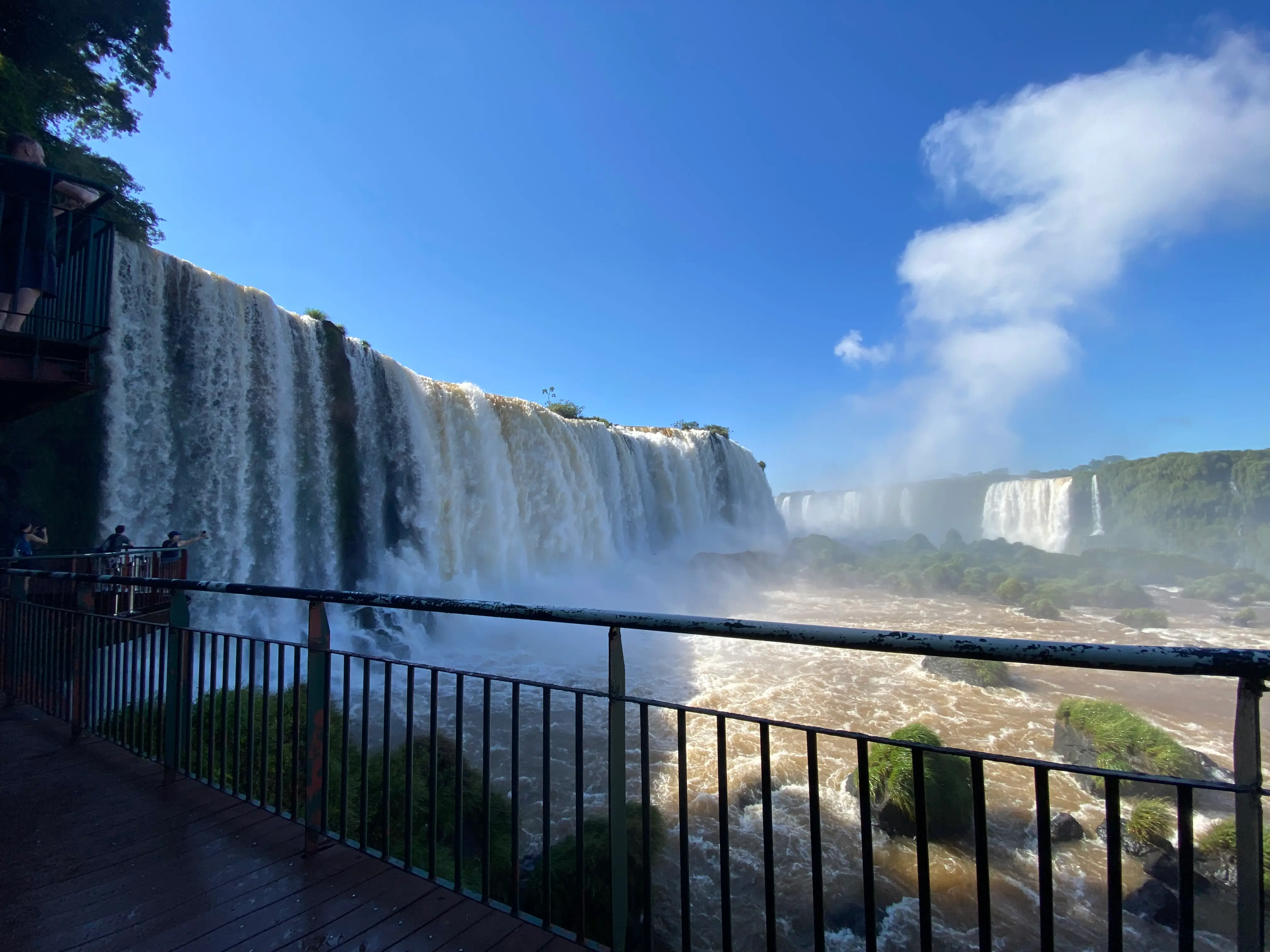 Paisagem das cataratas revelada pelo QR Code do postal