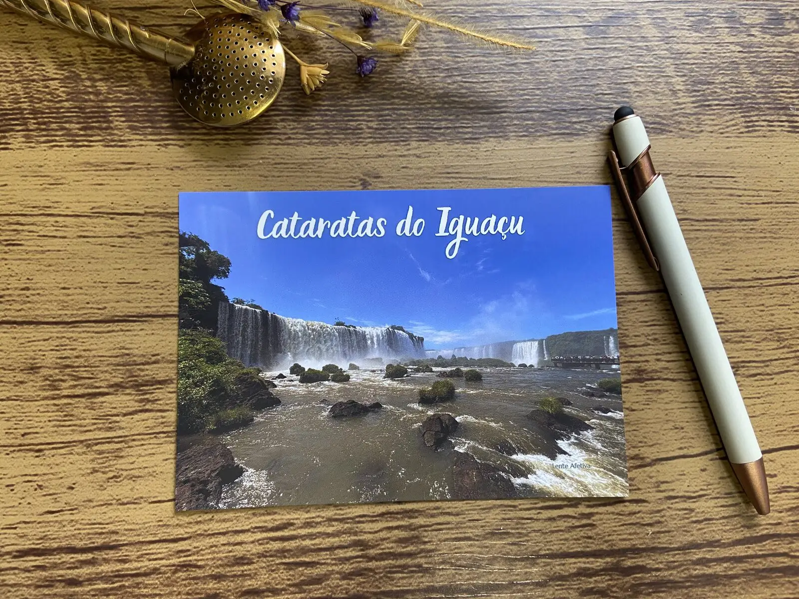 Cartão postal das Cataratas do Iguaçu sobre a mesa